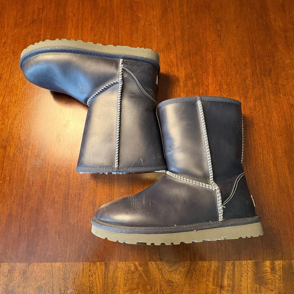 UGG Classic Short II Navy Sheepskin Boots Women's Size 8